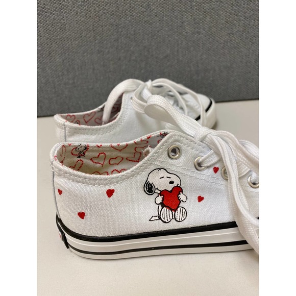COPY - Peanuts Snoopy canvas sneaker childs size 7 NEW white with snoopy boy gi… - Picture 1 of 6